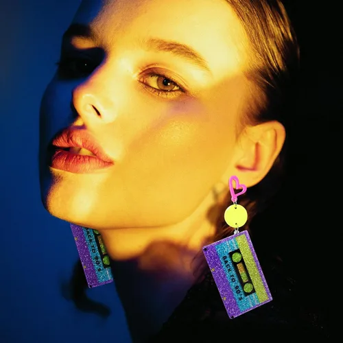 Vista 3 de RechicGu Aretes de aro de corazón de neón de los años 80 y 90 para fiesta brillante, atuendo retro de los años 70, accesorios de joyería, regalo