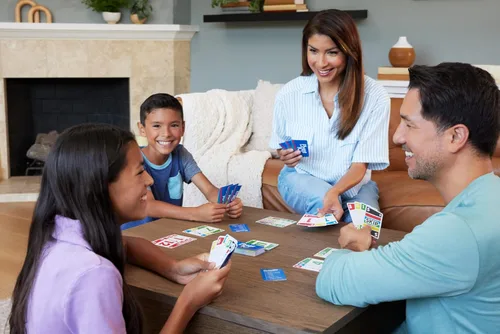 Vista 2 de Mattel Games Juego de cartas Phase 10 con baraja accesible para daltónicos en lata de almacenamiento y viaje para niños, adultos y familias