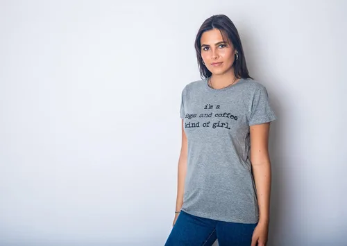 Vista 8 de Camiseta divertida con texto en inglés "Im A Dogs and Coffee Kind of Girl" para mujer, para amantes de las mascotas, para mamá y cachorro