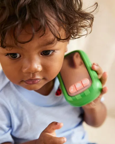 Vista 3 de Skip Hop x CoComelon Selfie Phone Baby Toy para juego interactivo de simulación con superficie frontal espejada, 4 canciones temáticas de granja, 3