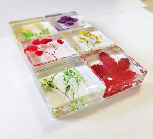 Vista 6 de Pisapapapeles de flores, 6 piezas de resina para escritorio con muestras de flores prensadas reales, decoración de mesa, cubo cuadrado transparente