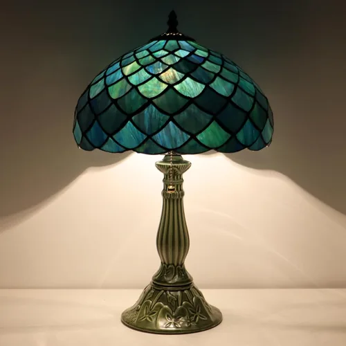 Vista 9 de Tiffany Style Stained Glass Table Lamp 18.5 Inch - Blue Fish Scales 12X12X18.5 Inch, E26 Bulb Base，Pull Chain Switch, Ceramic Base, Bedside