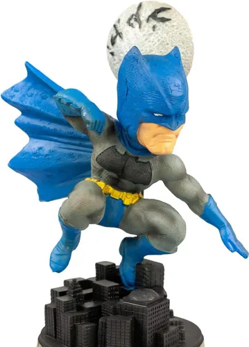Vista 3 de Exclusivo Batman Bobblehead Cuenta con Batman en una pose de superhéroe Diseño de resina de 8 pulgadas