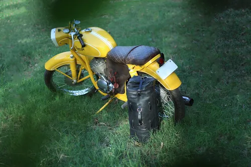 Vista 22 de Bolsa de lona para motocicleta de cuero genuino de grano completo resistente de inspiración militar Alforja Bolsa de fin de semana Con correas