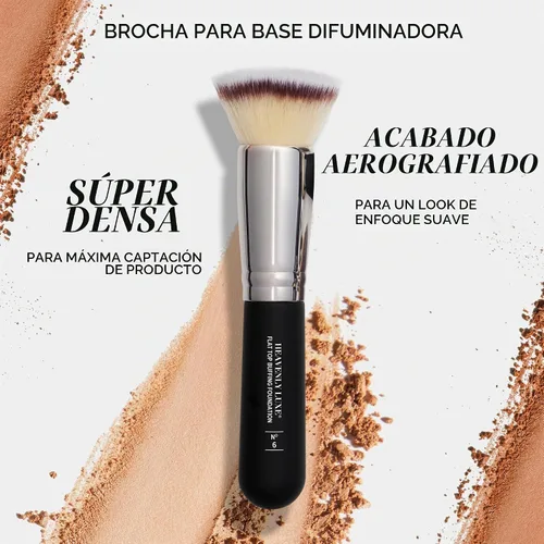 Vista 2 de It Cosmetics, Heavenly Luxe, brocha de volumen para aplicación de base.