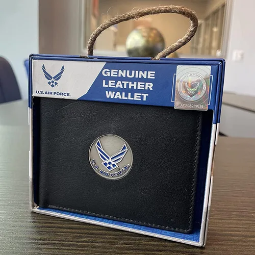 Vista 2 de Rugged Rare Billetera clásica con licencia oficial de la Fuerza Aérea de los Estados Unidos, medallón plegable de cuero auténtico, regalo