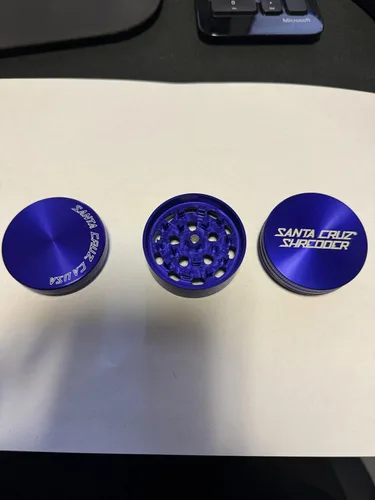 Vista 3 de Santa Cruz Shredder Molinillo de hierbas de 3 piezas mediano de 2 1/8 pulgadas de agarre superior y aluminio de la más alta calidad (azul)