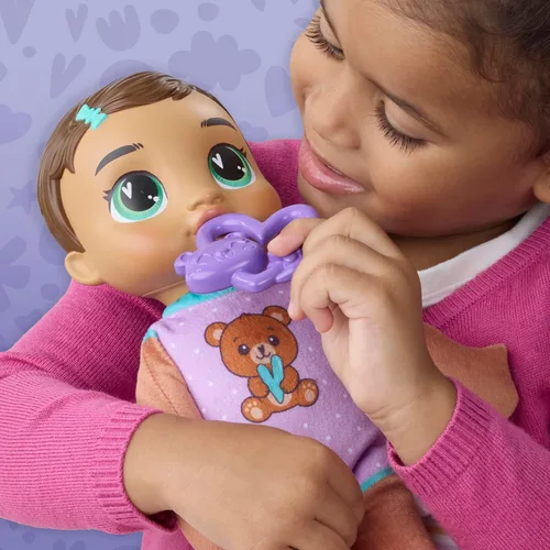 Vista 3 de Baby Alive Beary Soft Snuggles Baby Doll, pelo castaño (exclusivo de Amazon)