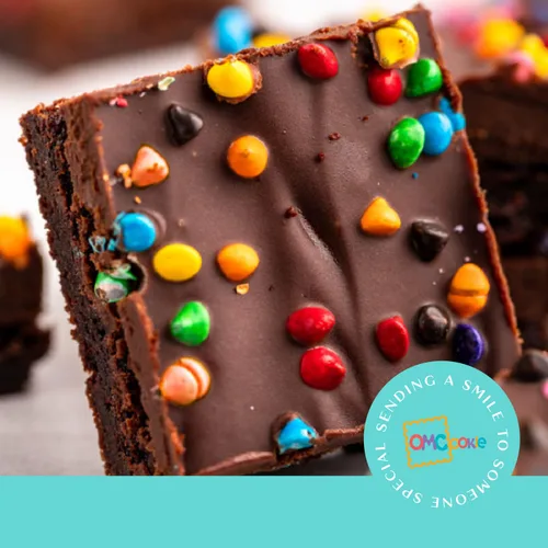 Vista 3 de Cesta de regalo de galletas de brownies de Pascua, regalo de comida de chocolate envuelta individualmente para hombres, mujeres y niños, paquete