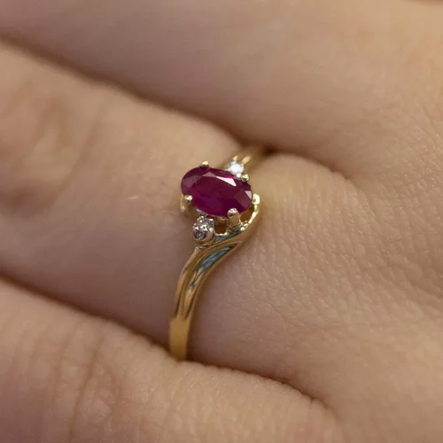 Vista 3 de Anillo de rubí y diamante en oro amarillo de 10 quilates