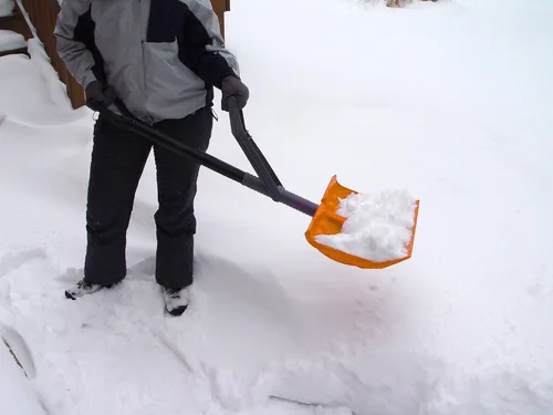 Vista 3 de Emsco Bigfoot pala para nieve, diseño de hoja multiuso