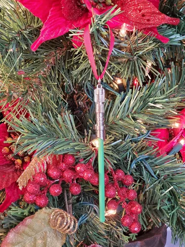Vista 2 de Fandom Emporium - Adorno de sable de luz verde para regalo, árbol de Navidad, vacaciones de invierno, fandom, para adolescentes y adultos, colgante