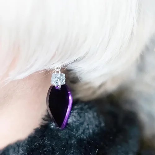 Vista 2 de Pendientes de luz de Navidad morados hechos a mano diseñados por Stacey, chapados en plata, aretes colgantes de alambre de oreja, regalos