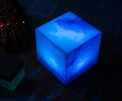 Vista 7 de Ukonic Marvel Studios Cubo de Teseracto Piedra de Infinito de 15,2 cm con luz LED de cambio de color, réplica para mesita de noche