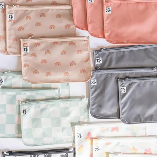 Vista 3 de Tiny Twinkle Bolsas organizadoras de pañales, paquete de 3 bolsas organizadoras de viaje transparentes a prueba de desorden y bolsa de aseo aprobada