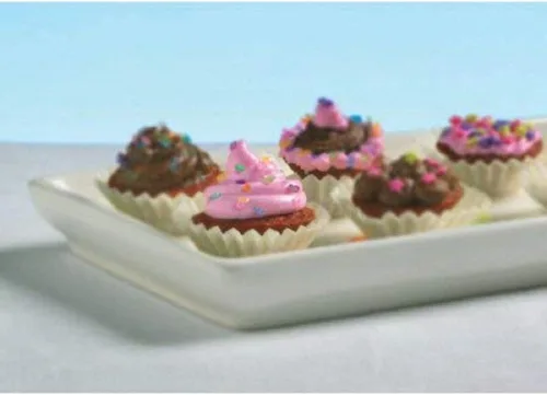 Vista 4 de Easy Bake Oven Ultimate Star Edition + Recambio de cupcakes de terciopelo rojo + repuesto de galletas de chocolate y azúcar rosa + mini batidor