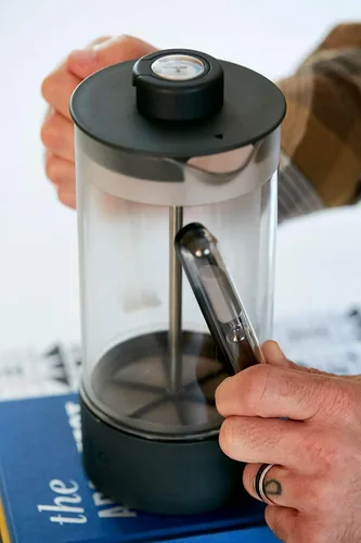 Vista 4 de Rite Press Essential Plus, cafetera de prensa francesa, termómetro integrado, temporizador de reloj de arena integrado y parte inferior fácil