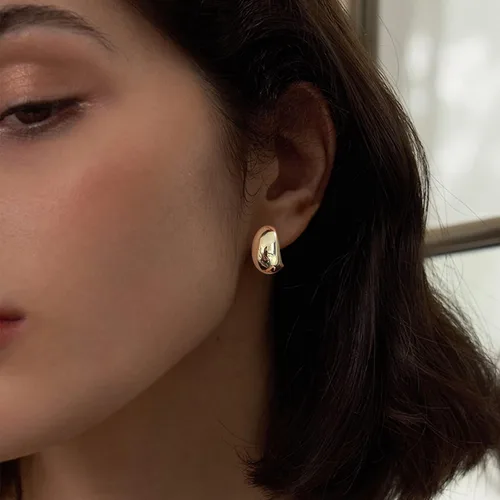 Vista 4 de Aretes de aro gruesos de oro para mujer, con textura, abiertos, gruesos, aretes de aro triples