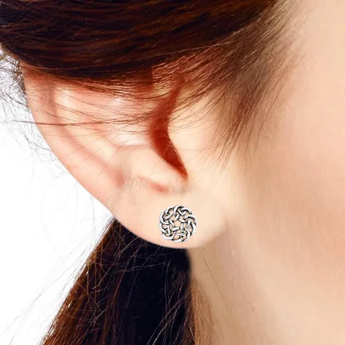 Vista 4 de AeraVida Continuity - Aretes de tuerca de plata de ley 925 con nudo celta Delicados aretes de tuerca de plata esterlina para mujer Aretes de nudo