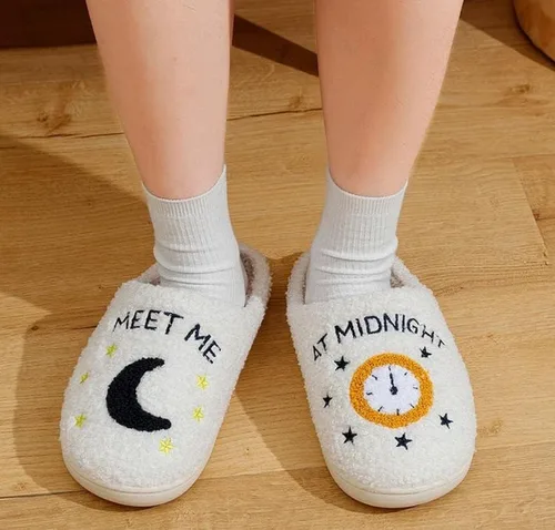 Vista 4 de Midnight Merch Pantuflas inspiradas en la música de cantante, regalos para fanáticos, suaves y esponjosas para el hogar, pantuflas para mujeres