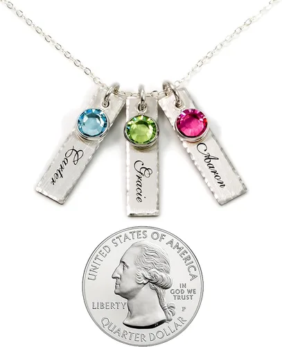 Vista 2 de Collar con dije personalizado de unidad en tres. Personalice 3colgantes rectangulares en plata esterlina con los nombres de su elección. Elija hasta