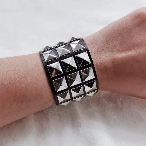Vista 4 de TURTLEDOVE Pulsera de cuero punk, pulsera ancha de cuero de roca con tachuelas de metal para fiesta