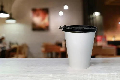 Vista 5 de Tazas de café desechables de papel blanco de 16 onzas con tapas planas negras, vasos de papel reciclables para bebidas calientes/frías con tapas