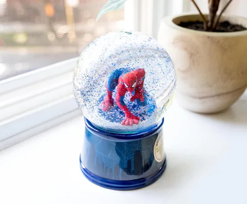 Vista 6 de Marvel Spider-Man New York Skyline - Globo de nieve coleccionable iluminado