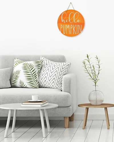 Vista 4 de Letrero de bienvenida de temporada para puerta delantera, con texto en inglés "Hello Pumpkin Orange Fall Action", coronas redondas de madera