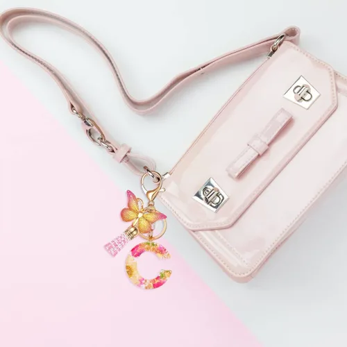 Vista 5 de HLQHXWHZT Llavero con letra inicial para mujer, llavero de mariposa, borla y mochila con flores realmente secas