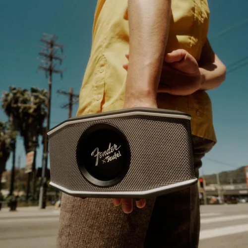 Vista 7 de Fender x Teufel ROCKSTER GO 2 Altavoz portátil Bluetooth – Sonido potente, resistente, impermeable, batería de 28 horas, correa de transporte