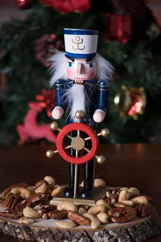 Vista 4 de Clever Creations Capitán - Cascanueces de madera tradicional de 8 pulgadas, decoración navideña festiva para estantes y mesas