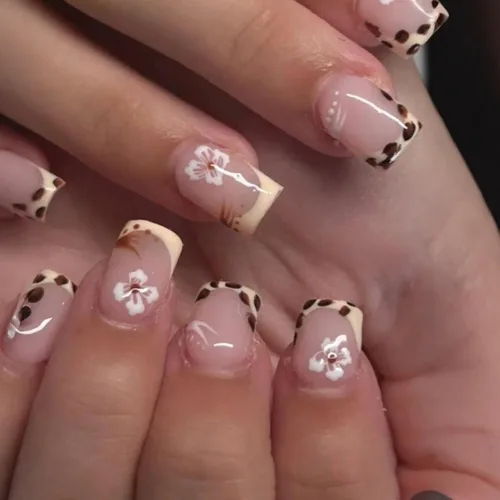Vista 9 de Uñas postizas cortas cuadradas MABKJLF, uñas francesas falsas con gradiente, uñas de cobertura completa, flores blancas, uñas falsas con diseños