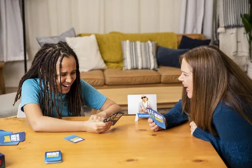Vista 10 de WHAT DO YOU MEME? Family Edition by Relatable, Now with Refreshed Content - Kids Games 8+, Family Games for Kids and Adults, Includes 300 Caption