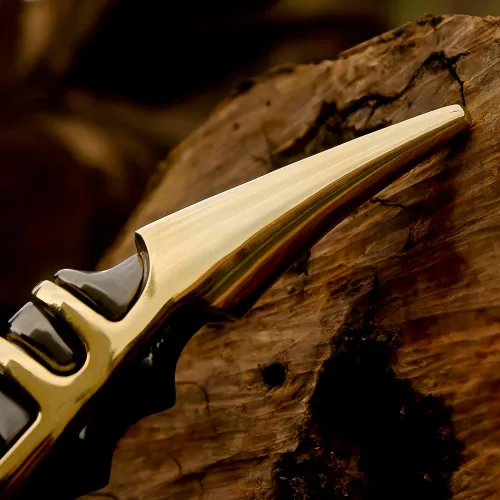 Vista 4 de Cuchillo medieval hecho a mano con réplica de película Catpaw Dagger Aryya Stark con soporte de mesa
