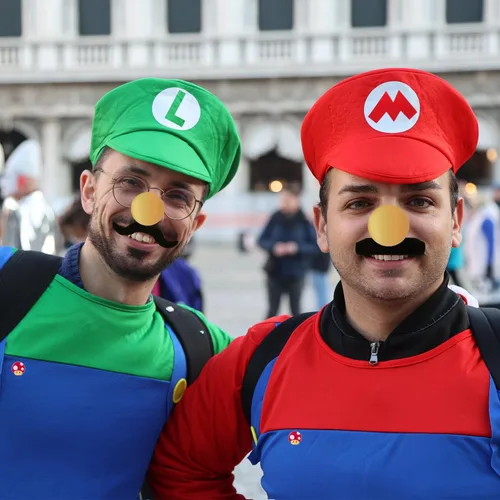 Vista 6 de Jolbndcv Sombrero rojo y verde con guantes botones y barba para disfraz de cosplay