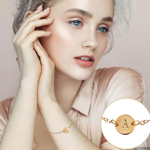 Vista 2 de Pulsera personalizada con inicial chapada en oro de 18 quilates, pulsera de letras de acero inoxidable con dije de moneda, delicada pulsera