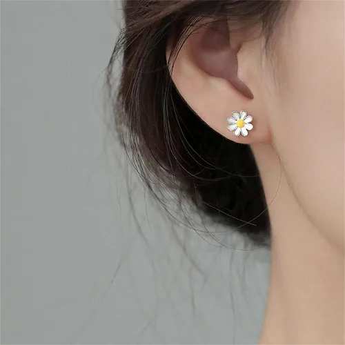 Vista 5 de Aretes pequeños esmaltados de verano con margaritas y girasoles blancos delicados de plata de ley 925, cartílago de flores pequeñas, aretes