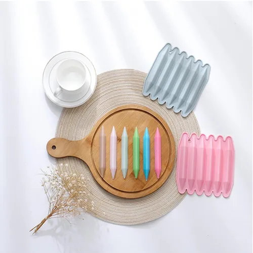 Vista 4 de Moldes de silicona aptos para horno, paquete de 4 moldes de silicona triangulares reutilizables 3D surtidos para crayones de cera, velas