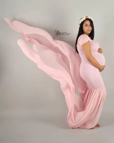 Vista 4 de ZIUMUDY - Vestido largo de maternidad de corte sirena con los hombros descubiertos para sesiones de fotos y fiestas de baby shower