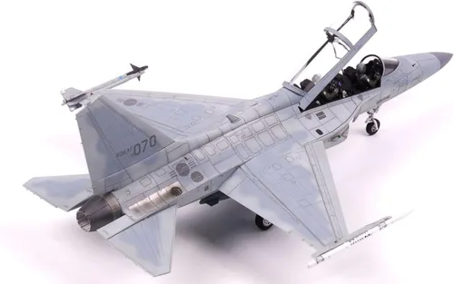 Vista 3 de ウルフパックデザイン Wolf Pack Design 1/48 Korean Air Force TA-50 Golden Eagle Lift Premium Edition Modelo de plástico WOLWP14816 Color moldeado