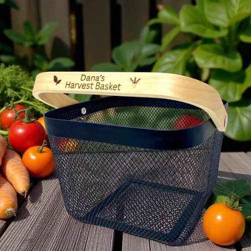 Vista 2 de Cesta de cosecha de malla personalizada con mango grabado personalizado, regalo para jardineros, cesta de cosecha vegetal, herramientas