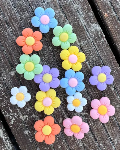 Vista 2 de 14 dijes de flores para zapatos, bonito diseño para decoración de zapatos, mascotas y dijes de zapatos de animales para niños y niñas