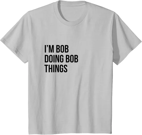 Vista 63 de Camiseta con texto en inglés "I'm Bob Doing Bob Things" Asfalto