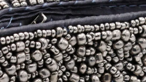 Vista 5 de Clutch con cuentas de peltre bolso grande de noche pulsera comercio justo y hecho a mano