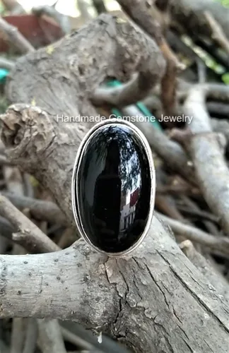 Vista 3 de Anillo de ónix negro natural Diseño de forma ovalada Banda dividida hecha a mano Estilo Boho Piedra preciosa negra Piedra grande