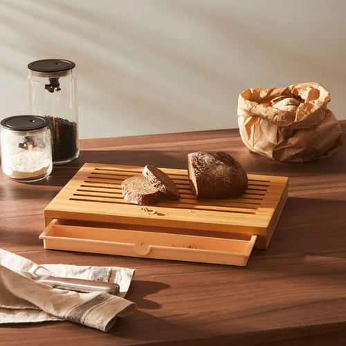 Vista 5 de Alessi Tabla de pan "Sbriciola" en madera de bambú con recogedor de migas en resina termoplástica, madera