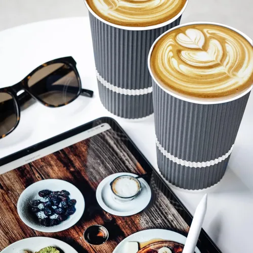 Vista 3 de Tazas de café desechables con tapas, taza de café de 16 onzas (paquete de 70). Las tazas de viaje grandes mantienen la forma con bebidas frías
