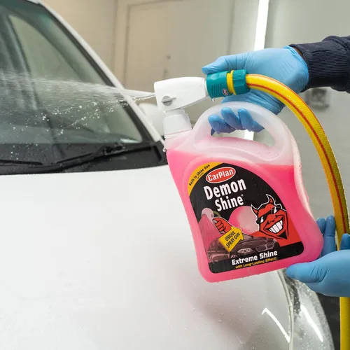 Vista 3 de CarPlan Demon Shine 68 fl oz (2L) con pistola pulverizadora, spray para brillo