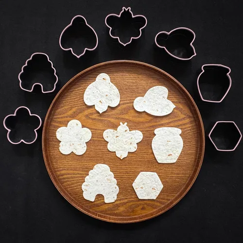 Vista 5 de LUBTOSMN Juego de cortadores de galletas con temática de abeja, juego